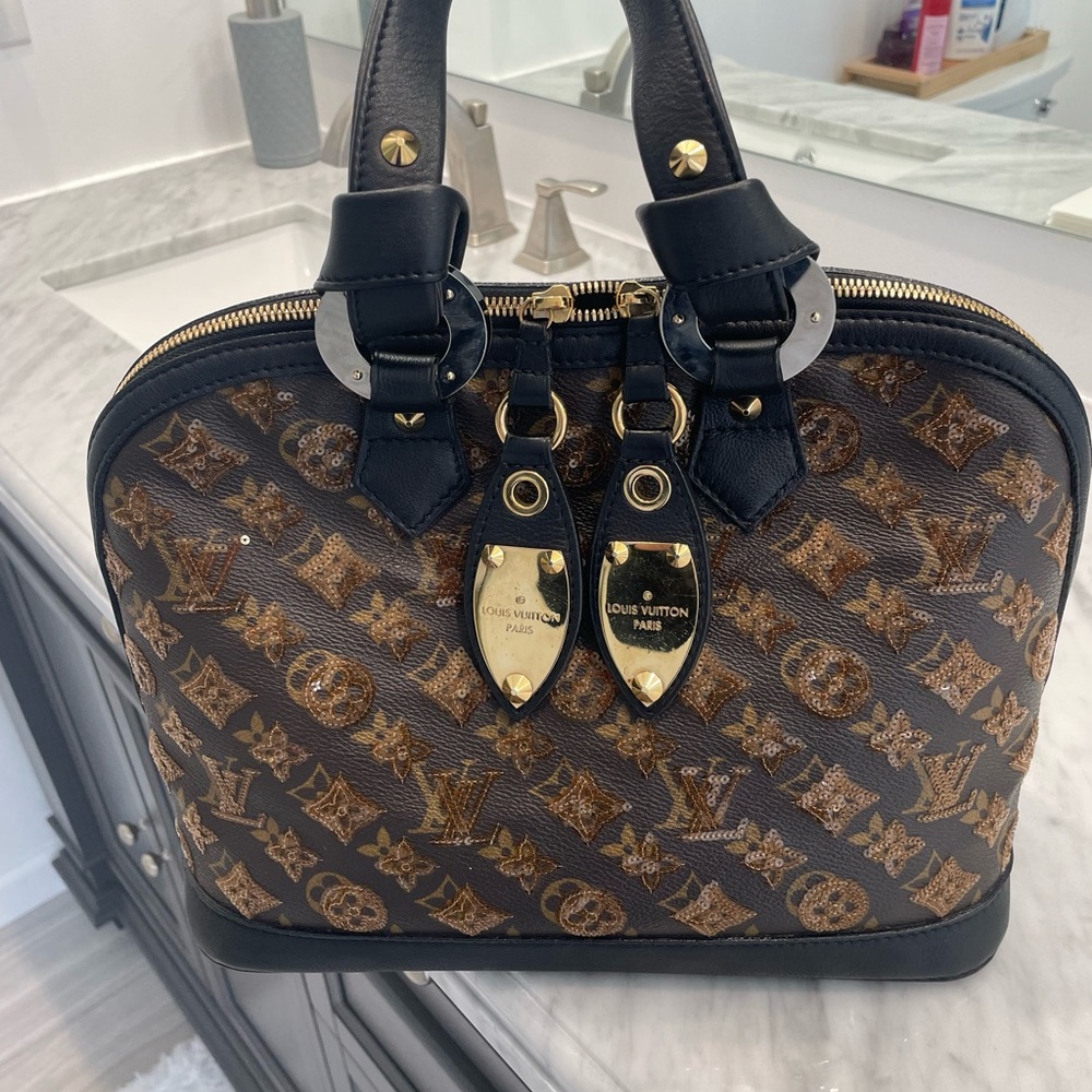 LOUIS VUITTON
Monogram Sequins Eclipse Alma